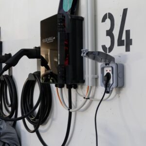 Wallbox mit 230-V-Steckdose, 7 m Kabel und FI-DC, lagernd