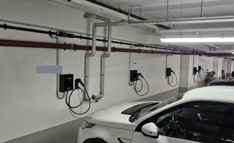 Flachbandkabel entlang der Fahrgasse