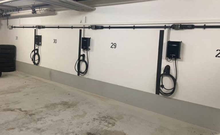 Flachbandkabel an der Wand